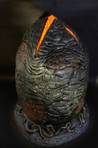 HUEVO Y FACEHUGGER ALIEN REPLICA LATEX Y GOMAESPUMA 91 CM TAMAÑO REAL CON LUZ ALIEN