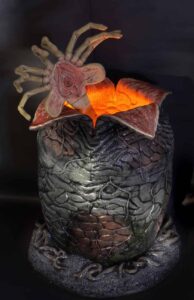 HUEVO Y FACEHUGGER ALIEN REPLICA LATEX Y GOMAESPUMA 91 CM TAMAÑO REAL CON LUZ ALIEN